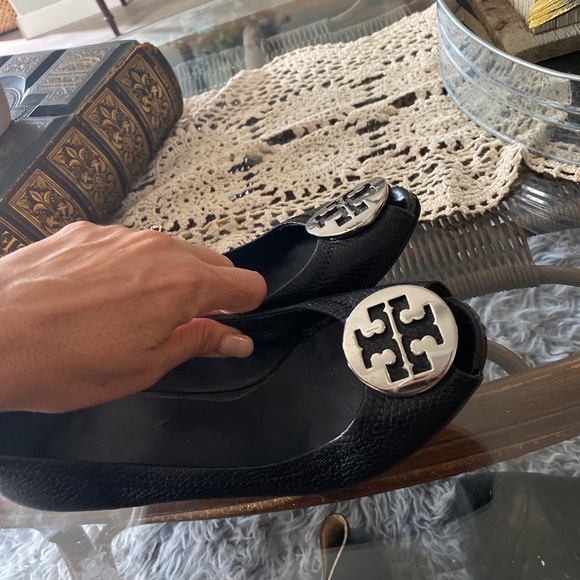 Tory Burch Sally 2 Pebbled Silver Logo Wedge - Picture 5 of 5
